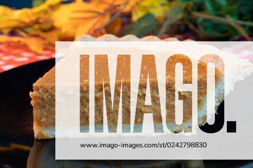 IMAGO Creative, Herbst, Food, Pumpkin Pie A closeup shot of a slice of seasonal pumpkin pie with fall foliage *** einer closeupe erschossen des einer Scheibchen des saisonal Kürbis pie mit herabfallen Laub 10456603