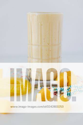 A vertical shot of the Pineapple Protein Shake *** einer hoch erschossen des der Ananas Eiweiß schütteln 10473879