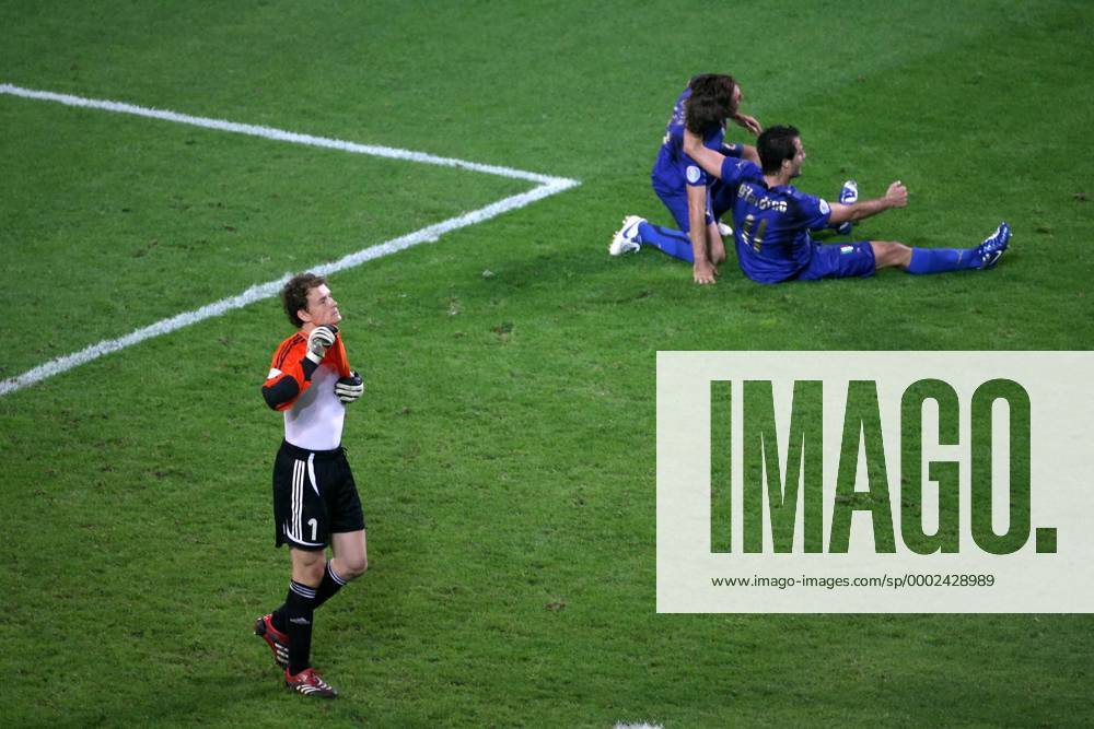 Torwart Jens Lehmann (Deutschland) zieht nach der Halbfinalniederlage enttäuscht sein Trikot aus, während die Italiener jubeln Fußball WM Herren WM 2006, Länderspiel, Nationalteam, Nationaltrikot, Halbfinale, Deutschland - Italien 0:2 n.V. Totale Dortmund Freude, Enttäuschung, Fußball WM Herren WM 2006, Länderspiel, Nationalteam, Nationaltrikot, Halbfinale, Deutschland - Italien 0:2 n.V. Totale Dortmund Freude, Enttäuschung,