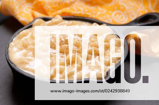 Cast iron pan of macaroni and cheese, mac n cheese *** Besetzung Eisen Pfanne des Makkaroni und cheese, mac N&B Käse 1817217