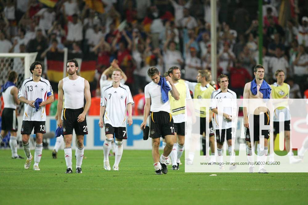 Das Team aus Deutschland enttäuscht nach dem Halbfinalaus Fußball WM Herren WM 2006, Länderspiel, Nationalteam, Nationaltrikot, Halbfinale, Deutschland - Italien 0:2 n.V. Totale Dortmund Enttäuschung, Fußball WM Herren WM 2006, Länderspiel, Nationalteam, Nationaltrikot, Halbfinale, Deutschland - Italien 0:2 n.V. Totale Dortmund Enttäuschung,