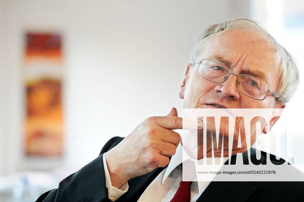 Der ehemalige Staatssekretär im Bundesinnenministerium und frühere Präsident des Bundesnachrichtendienstes (BND), August Hanning, spricht am 27.09.2010 in der WAZ-Zentralredaktion über seine Zeit beim BND, sowie über innen- und außenpolitische Themen der Bundesregierung. Deutschland NRW Essen