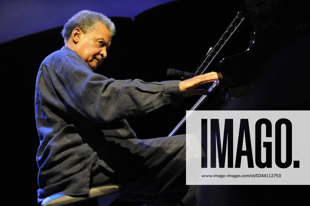 Am Freitag 10.06.2011 in Moers. Am ersten Abend des - Festival Moers - tritt Abdullah Ibrahim solo am Piano auf. Er ist einer der Hoehepunkte der Veranstaltung. Deutschland NRW Moers