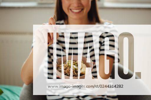 A shot of a girl holding plate bowl with a tasty smoothie made with banana and kiwi. *** einer erschossen des einer Mädel haltend Teller Schüssel mit einer schmackhaft smoothie gemacht mit Banane und kiwi 1997174