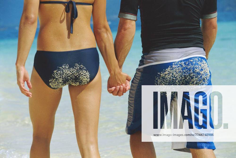Couple holding hands at the beach (selective focus), model released, Symbolfoto , 15.03.2010,