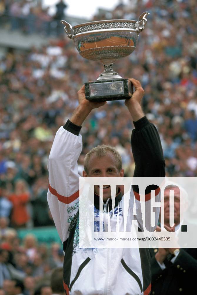 French Open Sieger Thomas Muster (Österreich) präsentiert stolz seinen Pokal Tennis Herren French Open 1995, Grand Slam, ATP Tour Einzelbild Paris, Roland Garros Tennis Herren French Open 1995, Grand Slam, ATP Tour Einzelbild Paris, Roland Garros