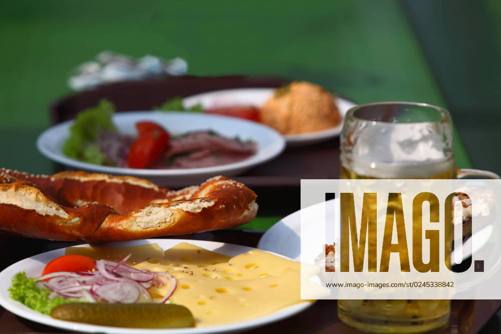 IMAGO Creative, Food, Brotzeit Biergarten Brotzeit im bayerischen Biergarten
