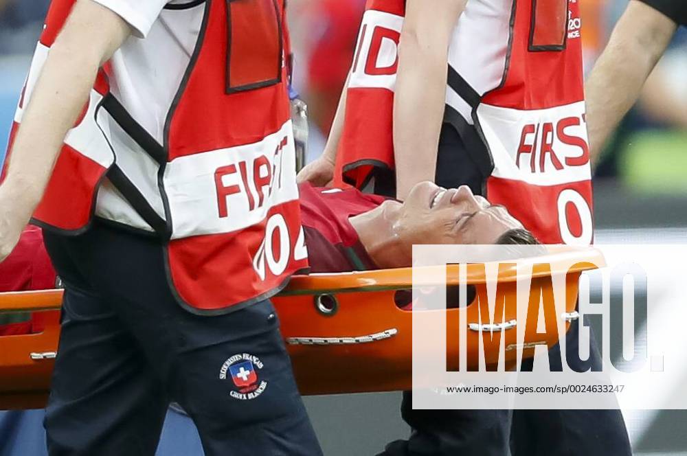 Cristiano RONALDO, Por 7 Verletzung, Verstauchung, Zerrung, Tape, Verband, Tapeverband, Wunde, Verletzung, Eis, Druckverband, Kompression, Kompressionsverband wird abtransportiert, Sanitaeter, Rotes Kreuz, Rettungsdienst, Trage, Schmerz, Gesicht FRANCE - PORTUGAL Final ,Football European Championships EURO at 10 July, 2016 in Paris, Stade de France. Fussball, Nationalteam, Finale, 10.07.2016, Frankreich