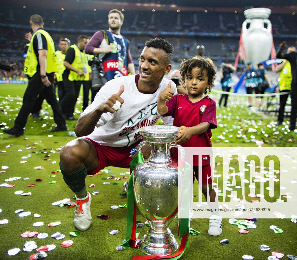 Saint-Denis Paris, 10.07.2016, Stade de France Schlussjubel von Europameister Nani (Portugal) mit Kind Portugal - Frankreich mm