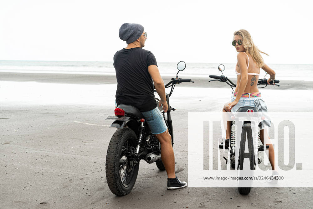 Hipster couple ride a motorcycle on the beach. South Kuta, Bali, Indonesia CR_YUKI230502-1155409-01 ,model released, Symbolfoto