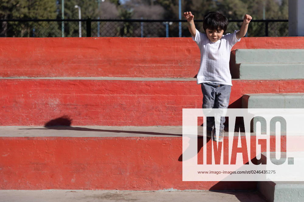 IMAGO Creative: Sommer, Sommertage im Stadtpark three year old mexican boy playing and running in the park Mexico City, Mexico City, Mexico R_OLWTGU230302-1139169-01 ,model released, Symbolfoto