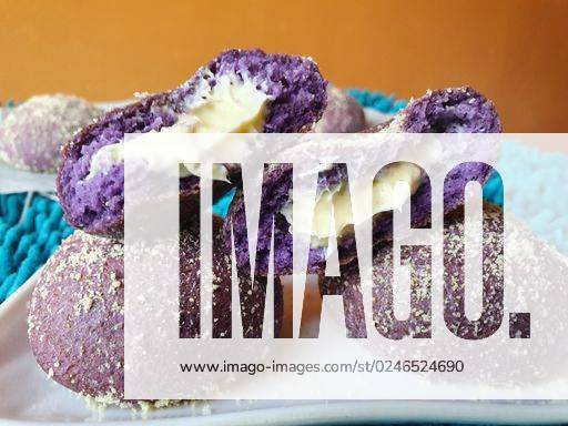 A closeup shot of a tasty purple Ube bread with cream on a plate on a blue fluffy texture *** einer closeupe erschossen des einer schmackhaft lila Ube Brot mit Creme am einer Teller am einer Blau flauschig Textur 3664260