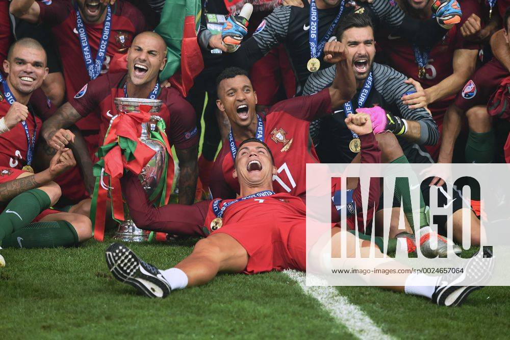Cristiano RONALDO (POR) liegt neben dem Pokal,Cup,Trophaee,li:PEPE (POR),Joao MARIO (POR),NANI (POR),Rui PATRICIO, Torwart (POR),Jubel,Freude, Begeisterung,Teamfoto,Team,Mannschaft,Mannschaftsfoto,,Siegerehrung. Finale Spiel M51. Portugal (POR)-Frankreich (FRA) 1-0. am 10.07.2016 in Paris Saint Denis,Stade de France. Fussball EM 2016 in Frankreich vom 10.06.
