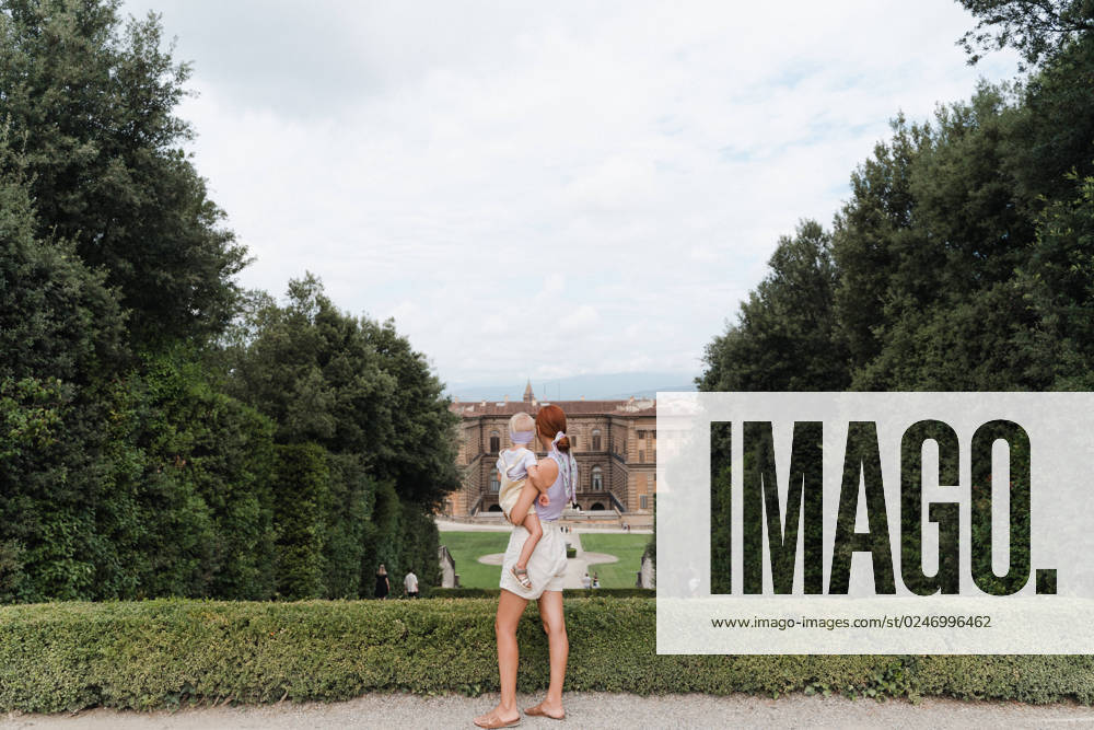 IMAGO Creative: Sommer, Sommertage im Stadtpark Woman with a toddler in her arms in the Boboli Gardens viewpoint Florence, Tuscany, Italy CR_NEPM230223-1132973-01 ,model released, Symbolfoto
