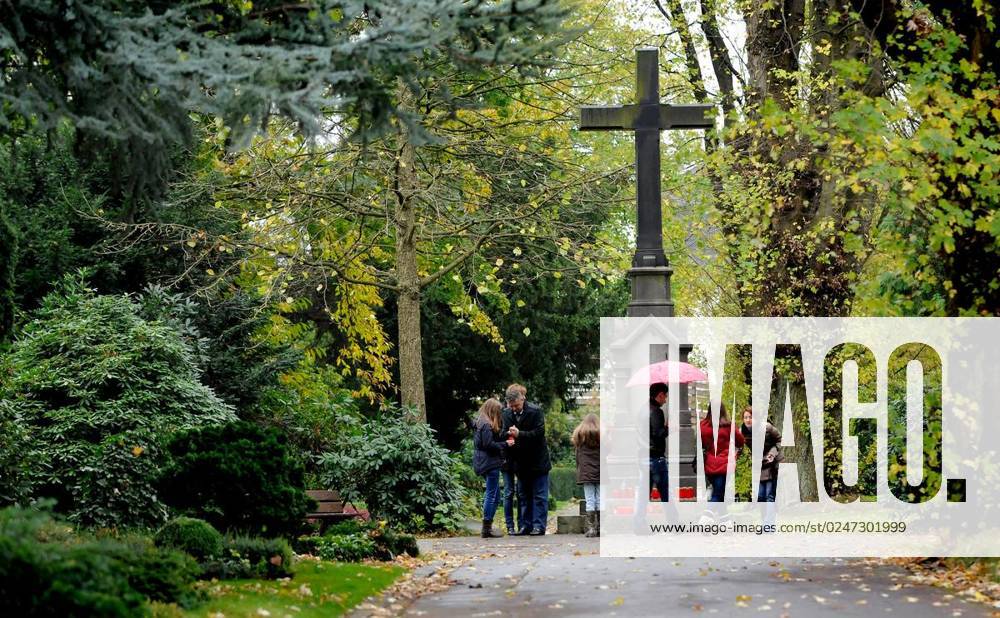 Allerheiligen auf dem Friedhof in Essen Huttrop, an der Herwarthstraße Donnerstag der 01.11..2012 Deutschland NRW Essen