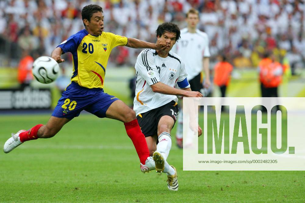Edwin Tenorio (Ecuador, li.) grob unsportlich gegen Michael Ballack (Deutschland) - (pan14775) Fußball WM Herren WM 2006, Länderspiel, Nationalteam, Gruppe A, Nationaltrikot, Deutschland - Ecuador 3:0 Gruppe Berlin Dynamik, Kampf, Fußball WM Herren WM 2006, Länderspiel, Nationalteam, Gruppe A, Nationaltrikot, Deutschland - Ecuador 3:0 Gruppe Berlin Dynamik, Kampf,