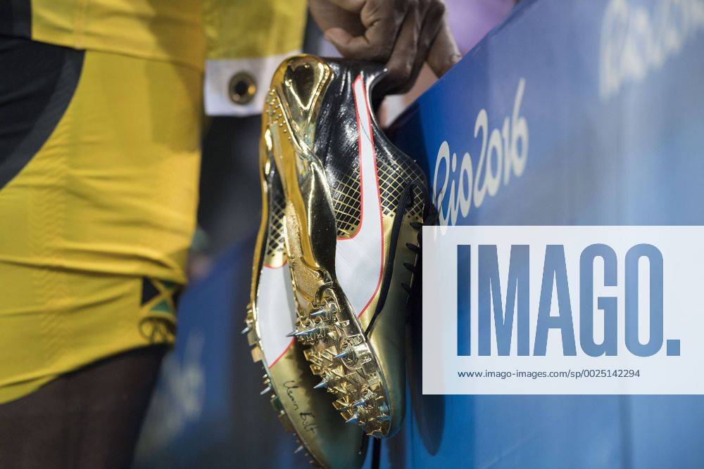 Team Jamaika (JAM), 1. Platz, Goldmedaillengewinner, Gold, Goldmedaille, Olympiasieger, Usain BOLT, Detail, goldene Laufschuhe, 4x100m Staffel der Maenner, men s 4x100m relay, am 19.08.2016 Olympische Sommerspiele 2016, vom 05.08. - 21.08.2016 in Rio de Janeiro Brasilien.