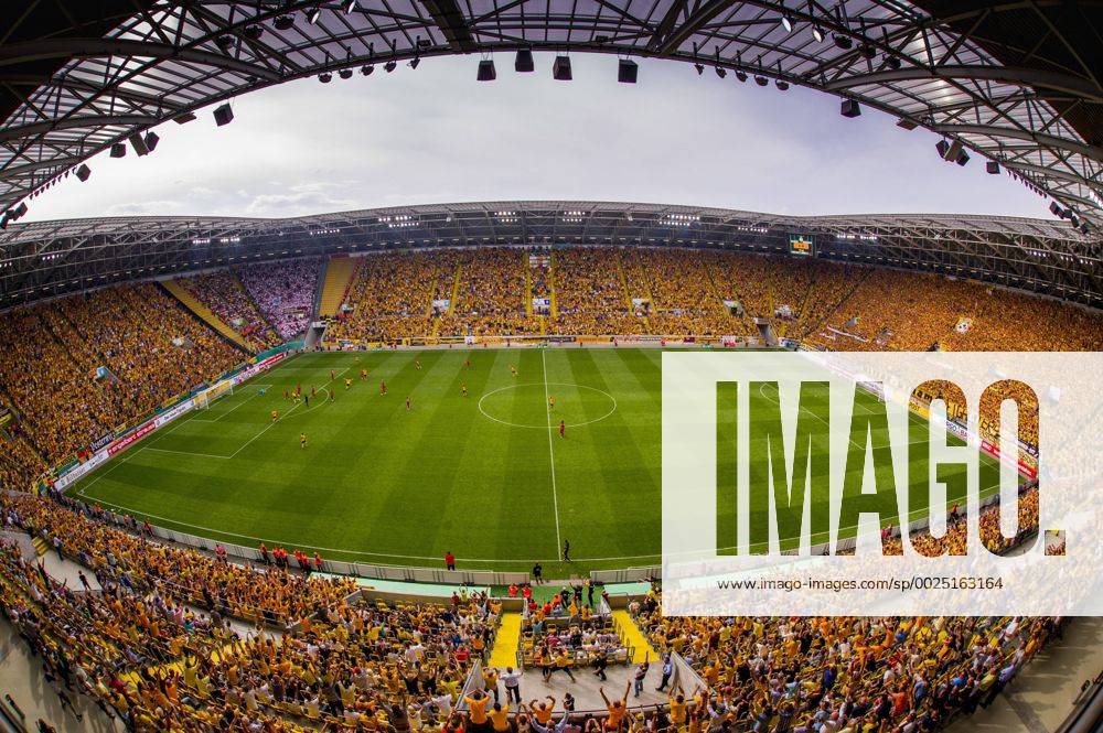 Fußball, Stadiongeschichte SG Dynamo Dresden Fußball, DFB-Pokal, Saison 2016 2017, SG Dynamo Dresden. 1. Hauptrunde, SG Dynamo Dresden - RB Leipzig, Samstag (20.08.2016), DDV-Stadion, Dresden. Blick in das ausverkaufte DDV-Stadion nach dem Dresdens Stefan Kutschke das Tor zum 2:2 erzielt hat. RM001