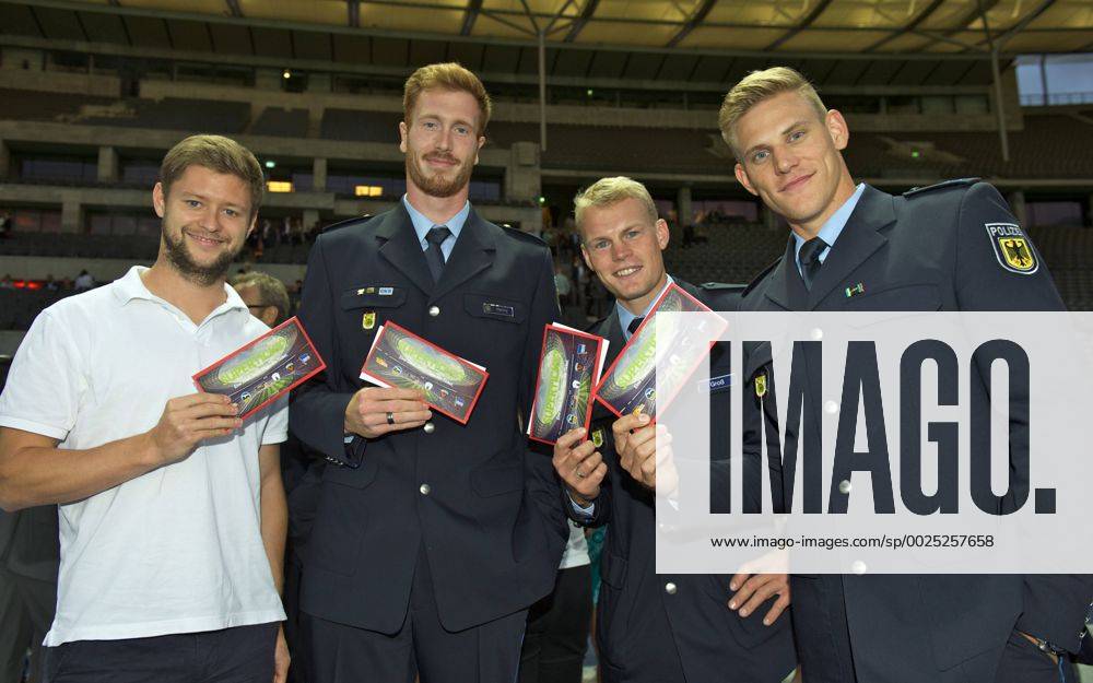 SPORTMETROPOLE Berlin 29.08.2016 Saisonauftrakt der Sportmetropole Belin mit Offiziellem Empfang der Berliner Olympia Teilnehmer innen Olympiastadion Berlin SUPERTICKET SPORTMETROPOLE BERLIN vlnr Martin HAENER ( Häner ) Bronze Hockey Christoph HARTING Gold Diskus Marcus GROSS ( Groß ) 2 x Gold Kanurennsport Karl SCHULZE Gold Rudern