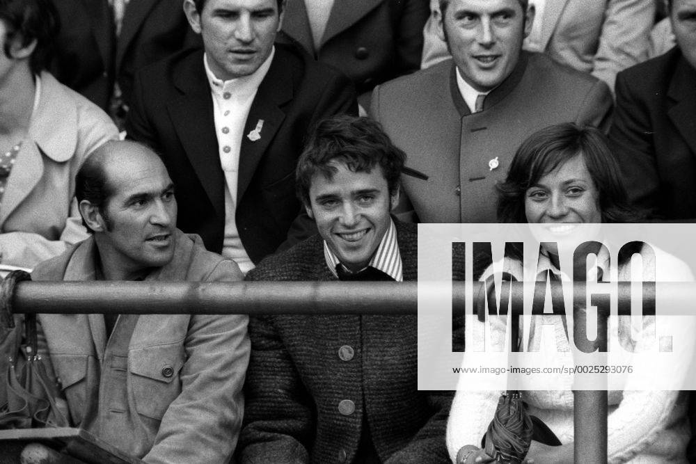 Leichtathletik Länderkampf BR Deutschland gegen UdSSR 1972 in Augsburg, als Zuschauer dabei v.li.: DSV Trainer Heinz Krecek, Christian Neureuther und Rosi Mittermaier