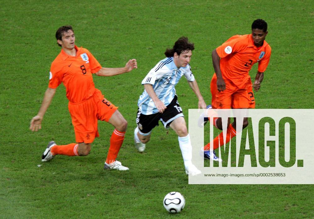 Lionel Messi (Argentinien) gegen Phillip Cocu (li.) und Kew Jaliens (beide Niederlande) Fußball WM Herren WM 2006, Länderspiel, Nationalteam, Gruppe C, Argentinien - Niederlande 0:0 Gruppe Frankfurt M. Dynamik, Fußball WM Herren WM 2006, Länderspiel, Nationalteam, Gruppe C, Argentinien - Niederlande 0:0 Gruppe Frankfurt M. Dynamik,