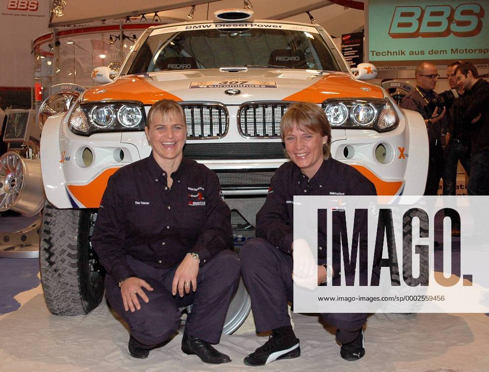 Jutta Kleinschmidt (Deutschland, re.) und Beifahrerin Tina Thörner (Schweden) vor ihrem neuen BMW X Raid Dakar Motorsport Damen Vorschau Rallye Dakar 2007, Rallyesport, Langstrecke, Langstreckenrallye, Gruppe Beifahrer Essen Motorsport Damen Vorschau Rallye Dakar 2007, Rallyesport, Langstrecke, Langstreckenrallye, Gruppe Beifahrer Essen
