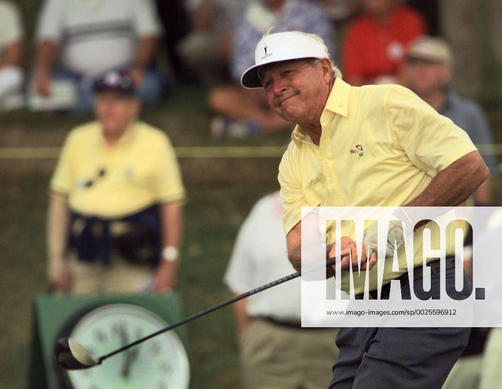 ARNOLD PALMER (Sept. 10, 1929 - Sept. 25, 2016) was an American professional golfer, who is generally regarded as one of the greatest players in professional golf history. He won numerous events on both the PGA Golf Herren Tour and Champions Tour, dating back to 1955. Nicknamed The King , he was one of golf s most popular stars and its most important trailblazer, because he was the first superstar of the s television age, which began in the 1950s. PICTURED: Feb. 18, 1999 - Lutz, Florida, U.S. - ARNOLD PALMER during the GTE Classic golf tournament, Thursday Pro-Am. Arnold Palmer 1929-2016 American Professional Golfer - ZUMAs70_