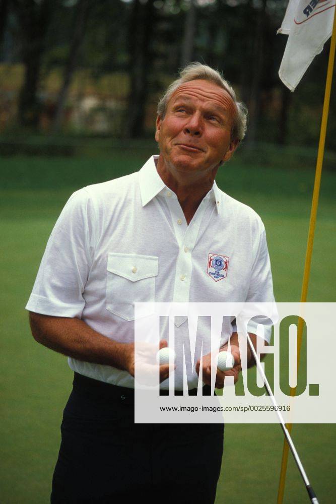 ARNOLD PALMER (Sept. 10, 1929 - Sept. 25, 2016) was an American professional golfer, who is generally regarded as one of the greatest players in professional golf history. He won numerous events on both the PGA Golf Herren Tour and Champions Tour, dating back to 1955. Nicknamed The King , he was one of golf s most popular stars and its most important trailblazer, because he was the first superstar of the s television age, which began in the 1950s. PICTURED: Sep 05, 1986 - Potomac, Maryland, U.S. - World champion golfer ARNOLD PALMER poses on green of hole after hitting two holes in one. Arnold Palmer 1929-2016 American Professional Golfer - ZUMAg47_