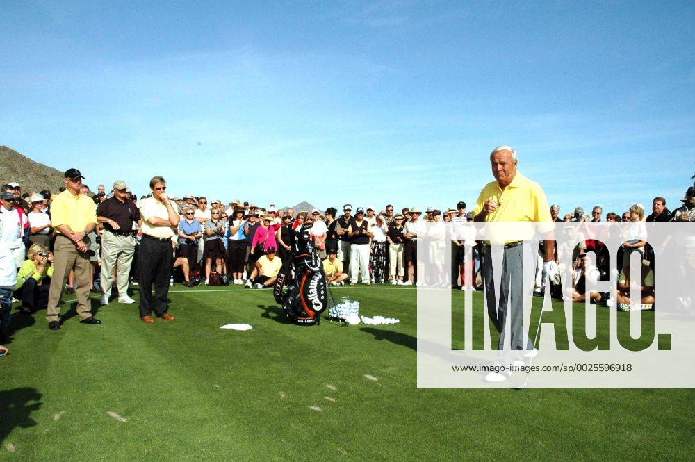 ARNOLD PALMER (Sept. 10, 1929 - Sept. 25, 2016) was an American professional golfer, who is generally regarded as one of the greatest players in professional golf history. He won numerous events on both the PGA Golf Herren Tour and Champions Tour, dating back to 1955. Nicknamed The King , he was one of golf s most popular stars and its most important trailblazer, because he was the first superstar of the s television age, which began in the 1950s. PICTURED: March 1, 2005 - La Quinta, California, U.S. - Retired pro golfer ARNOLD PALMER opened Palm Springs newest club in La Quinta yesterday. Palmer, whose company designed the golf course, has wintered in La Quinta for most of his career. After the opening, Arnie held a golf clinic and then played the first nine holes. Arnold Palmer 1929-2016 American Professional Golfer - ZUMAr81_