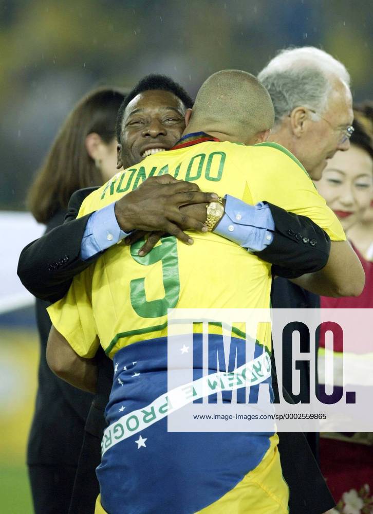 Fußballlegende Pele (li.) gratuliert Ronaldo (beide Brasilien) zum Weltmeistertitel - (aflo391) Fußball WM Herren Weltmeisterschaft 2002, Länderspiel, Finale, Endspiel, Nationalteam Gruppe Yokohama Harmonie, Glück Freude, Kameradschaft, Fußball WM Herren Weltmeisterschaft 2002, Länderspiel, Finale, Endspiel, Nationalteam Gruppe Yokohama Harmonie, Glück Freude, Kameradschaft,