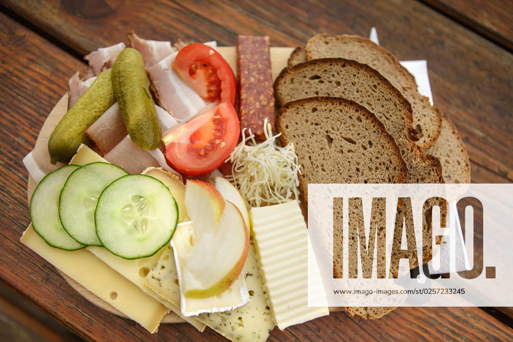 IMAGO Creative, Food, Brotzeit Jause Jausenmahlzeit frisch serviert auf der Almhütte in Österreich