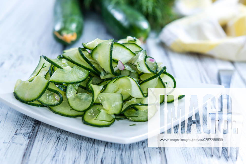 IMAGO Creative, Food, Gurkensalat Fresh made Cucumber Salad Fresh made Cucumber Salad in a bowl (close-up shot)