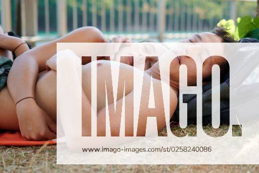 A couple sleeping on the grass *** einer couple schlafend am der Gras 8272605 ,model released, Symbolfoto RECORD DATE NOT STATED