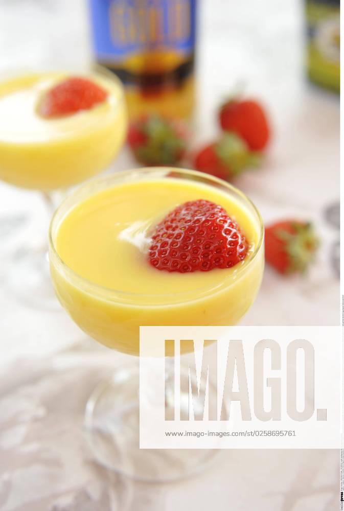 Feature icon eggnog 05 23 thg A glass eggnog germany german pub gastronomy restaurant alcohol liquor drink beverage alcoholic alcoholic strawberry decoration decorated bottle glasses liqueur glasses german alcohol egg liqueur adcvocaat high