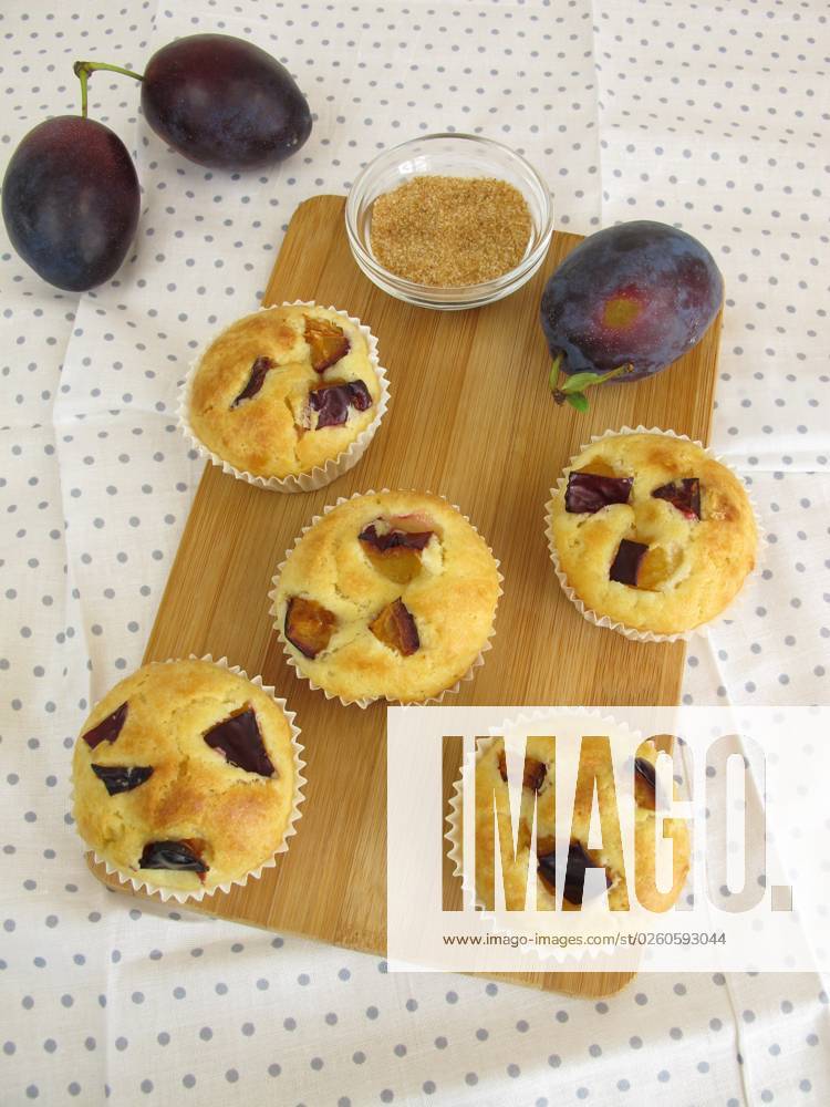 IMAGO Creative, Herbst, Food, Pflaumenkuchen Kleine Teekuchen mit Pflaumen Kleine Teekuchen mit Pflaumen