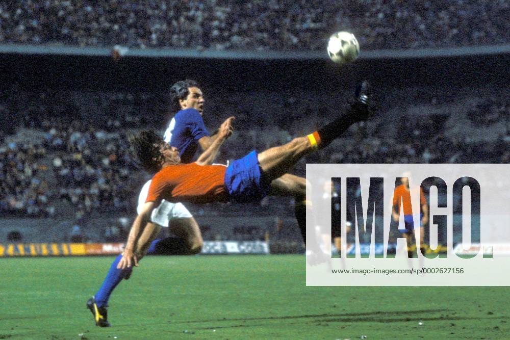 Bernardo Migueli (Spanien, vorn) - Fallrückzieher, dahinter Roberto Bettega (Italien) Fußball Länderspiel Herren EM 1980, Nationalmannschaft, Nationaltrikot, Gruppe B, Italien - Spanien 0:0 Gruppe Mailand Dynamik, Höhe, Fußball Länderspiel Herren EM 1980, Nationalmannschaft, Nationaltrikot, Gruppe B, Italien - Spanien 0:0 Gruppe Mailand Dynamik, Höhe,