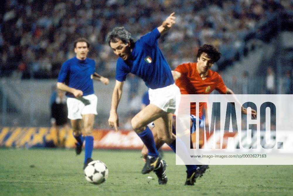 Roberto Bettega (Italien, vorn) setzt sich gegen Jose Alesanco (Spanien, re.) durch Fußball Länderspiel Herren EM 1980, Nationalmannschaft, Nationaltrikot, Gruppe B, Italien - Spanien 0:0 Gruppe Mailand Dynamik, Fußball Länderspiel Herren EM 1980, Nationalmannschaft, Nationaltrikot, Gruppe B, Italien - Spanien 0:0 Gruppe Mailand Dynamik,