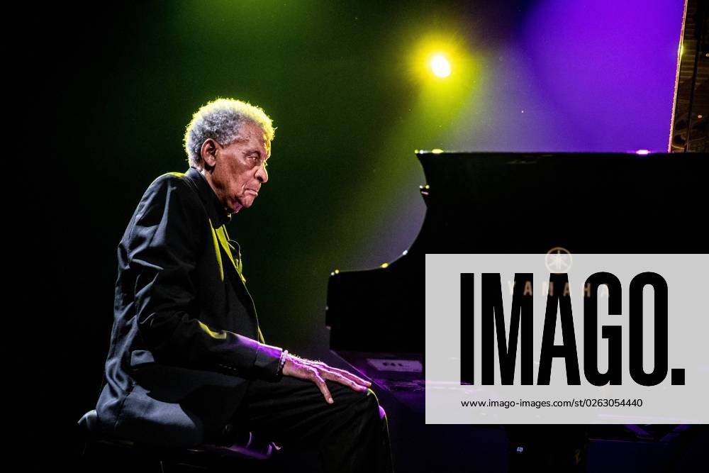 ROTTERDAM - Jazz pianist Abdullah Ibrahim during a performance at North Sea Jazz. The event once started with a few performances in six halls and nine thousand visitors in The Hague, this weekend around ninety thousand enthusiasts from all over the world will come for more than one hundred and fifty performances on sixteen stages. ANP PAUL BERGEN netherlands out - belgium out