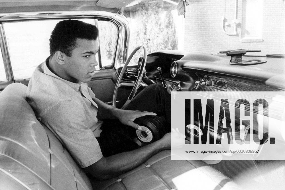 19,2008.MUHAMMAD ALI AT HOME. CURT GUNTHER- MUHAMMADALIRETRO MUHAMMAD ALI FLATS - ZUMAg49_ 76057966st
