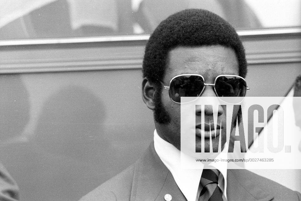 WM 1974, Ankunft Haiti am Flughafen München, Wilner Nazaire mit Sonnenbrille