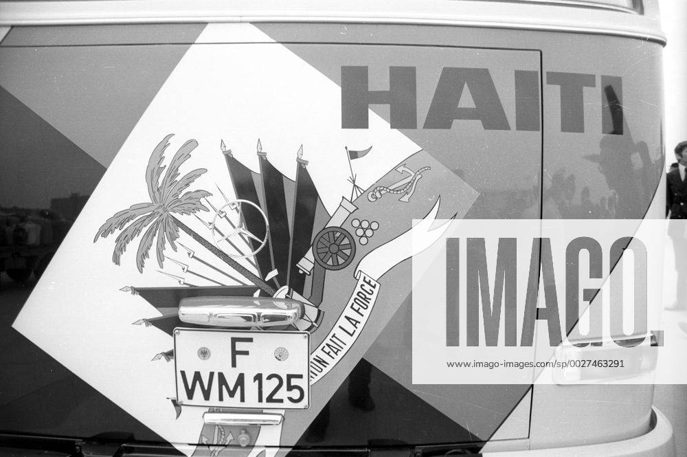 WM 1974, Ankunft Haiti am Flughafen München, der Mannschaftsbus