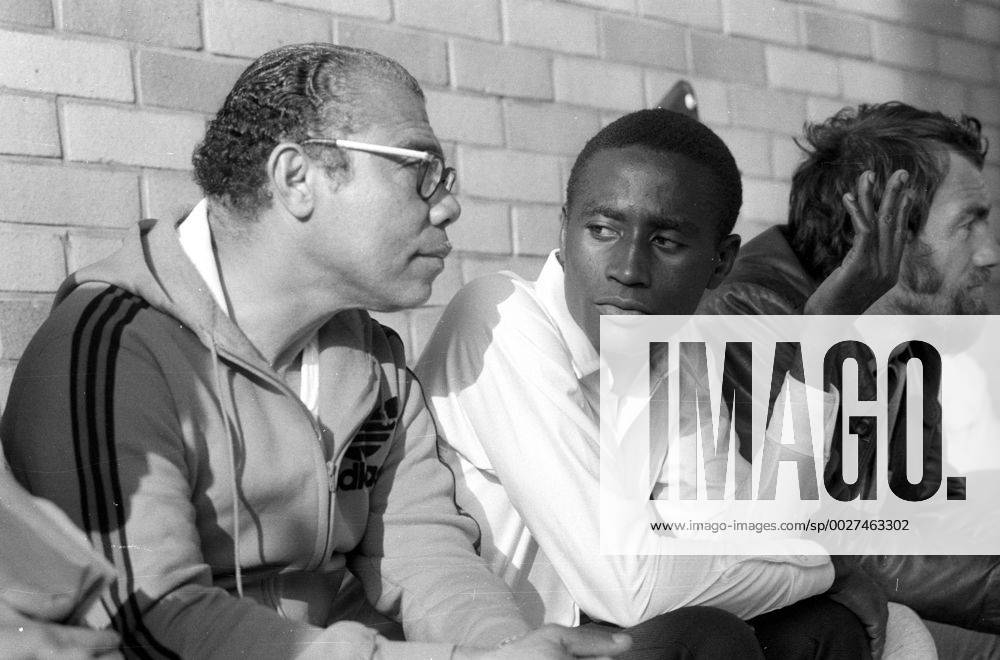 WM 1974, Nationalmannschaft Haiti in der Sportschule Grünwald, Nationaltrainer Antoine Tassy (li.) und Mannschaftskoch Henri Chery