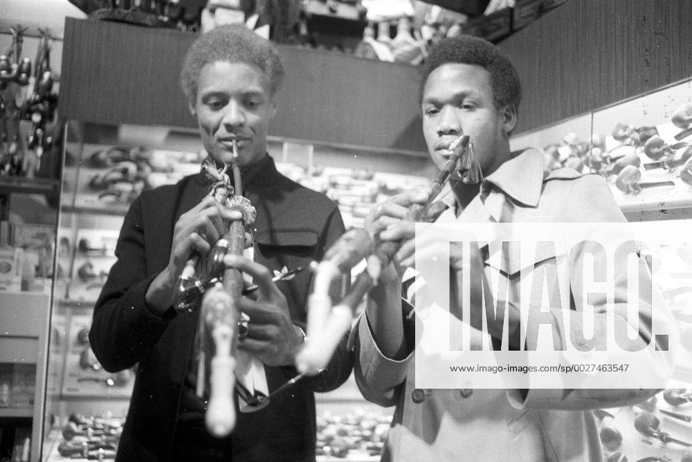 WM 1974, Nationalmannschaft Haiti, Stadtbummel in München, Ernst Jean Joseph (li.) und ein Mitspieler in einem Pfeifengeschäft