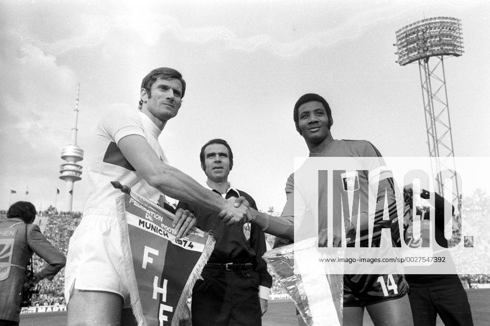 Giacinto Facchetti (Italien) und Wilner Nazaire (Haiti) - Shakehands und Wimpeltausch, dahinter FIFA Schiedsrichter Vicente Llobregat (Venezuela)