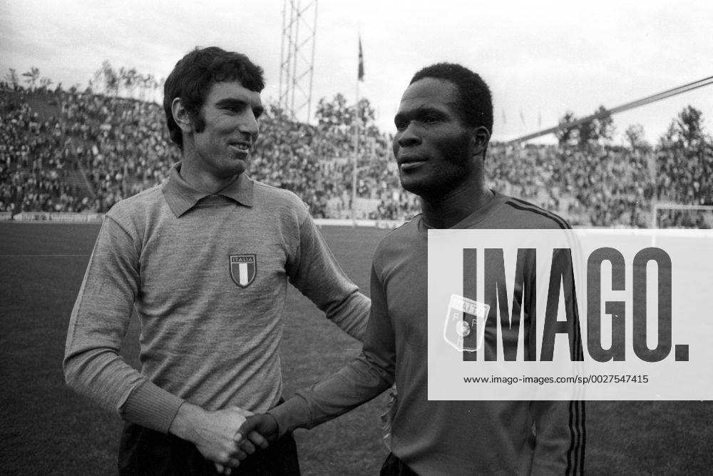 Torwart Dino Zoff (Italien) und Emmanuel Sanon (Haiti)