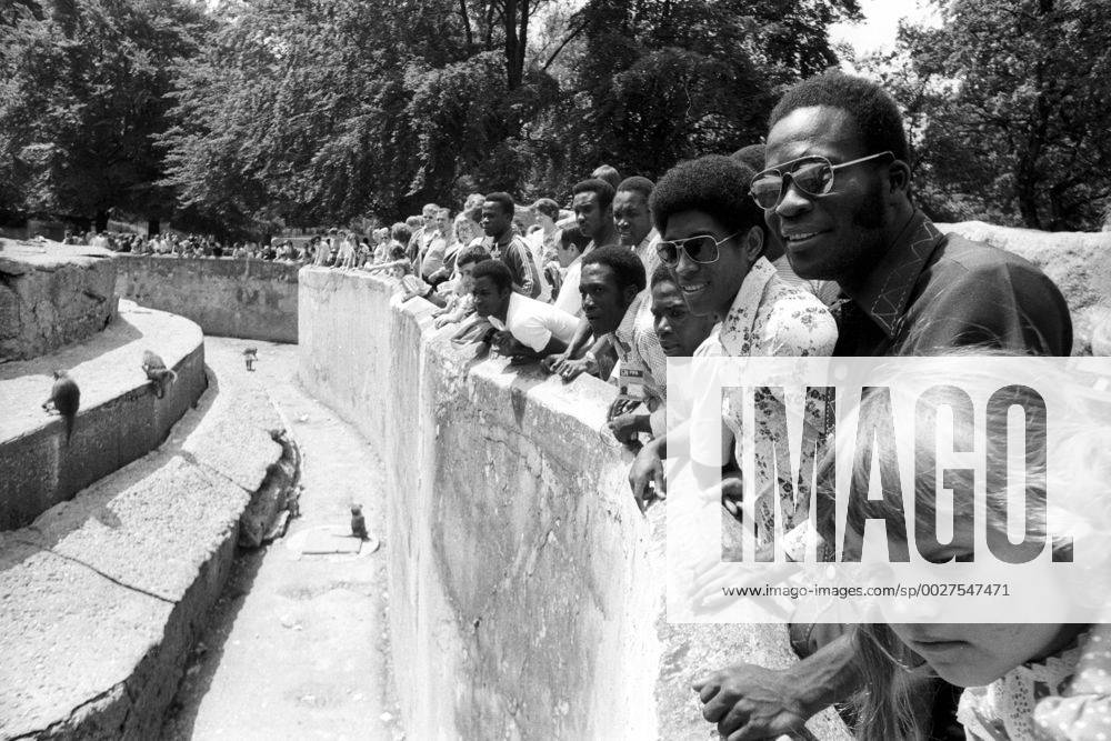 WM 1974, Ausflug Haiti in den Tierpark München, Emmanuel Sanon und Pierre Bayonne am Affengehege