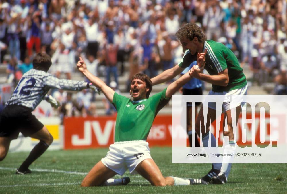 Klaus Allofs (li.) und Rudi Völler (beide BR Deutschland) - Torjubel Fußball Länderspiel Herren WM 1986, Nationalmannschaft, Nationaltrikot, Argentinien - BRD 3:2, Vdia Gruppe Finale Endspiel Mexiko Stadt Mexico City Freude, Begeisterung, Fußball Länderspiel Herren WM 1986, Nationalmannschaft, Nationaltrikot, Argentinien - BRD 3:2, Vdia Gruppe Finale Endspiel Mexiko Stadt Mexico City Freude, Begeisterung,