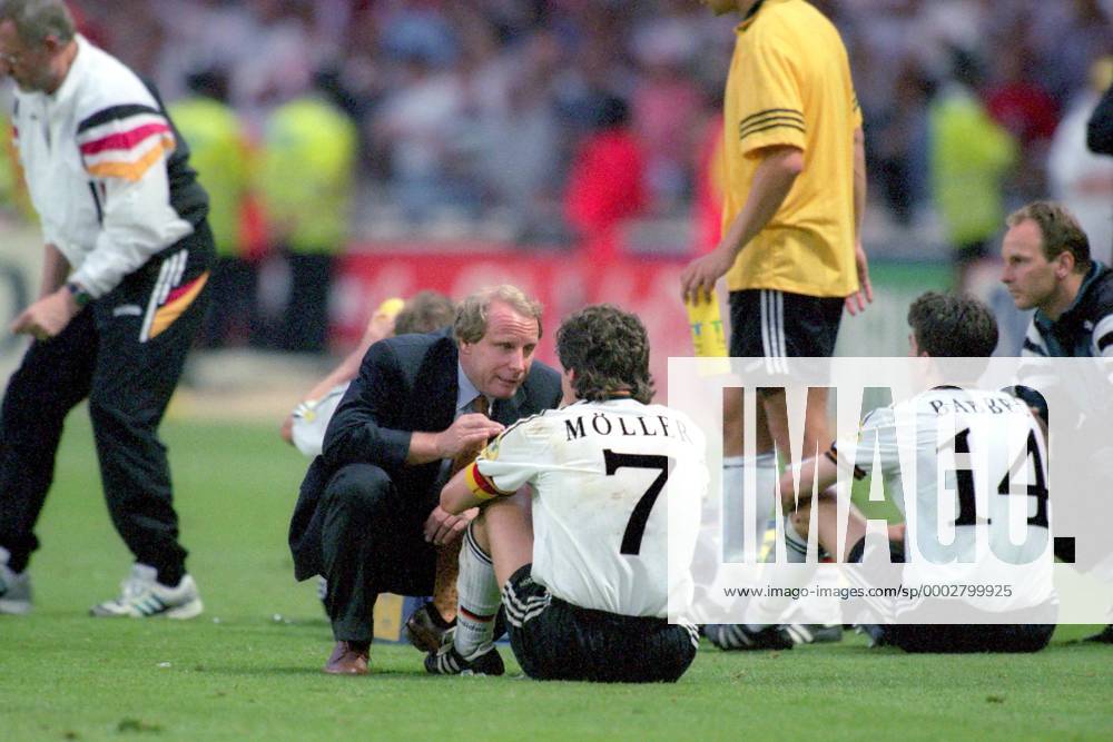 Bundestrainer Berti Vogts (li.) gibt Andreas Möller (beide Deutschland) während der Pause zur Verlängerung Anweisungen Fußball Länderspiel Herren EM 1996, Nationalmannschaft, Nationaltrikot, Halbfinale, Vneg Gruppe London Wembley Fußball Länderspiel Herren EM 1996, Nationalmannschaft, Nationaltrikot, Halbfinale, Vneg Gruppe London Wembley