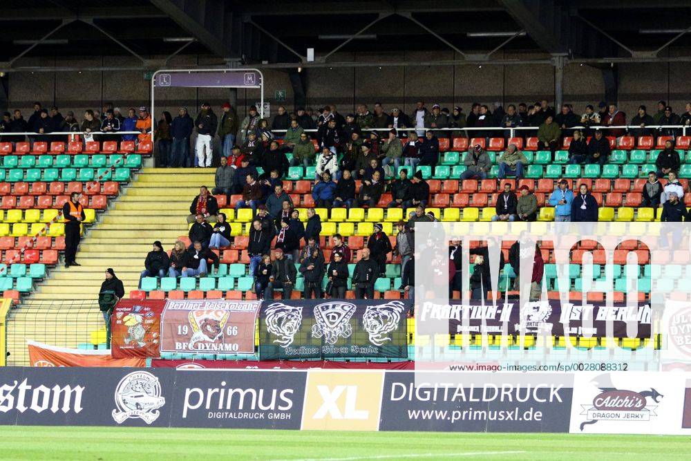 Fussball, Herren, Regionalliga Nordost, Saison 2016 17, 29. Spieltag, BFC Dynamo - FC Viktoria 1889 Berlin, Fans des BFC Dynamo auf der Gegentribüne, 19.04.17,