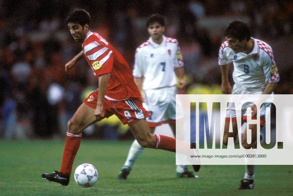 Hakan Sükür (Türkei, li.) am Ball, daneben Slaven Bilic (Kroatien) Fußball Länderspiel Herren EM 1996, Nationalmannschaft, Nationaltrikot, Gruppe D, Kroatien - Türkei 1:0 Gruppe Nottingham Dynamik, Fußball Länderspiel Herren EM 1996, Nationalmannschaft, Nationaltrikot, Gruppe D, Kroatien - Türkei 1:0 Gruppe Nottingham Dynamik,